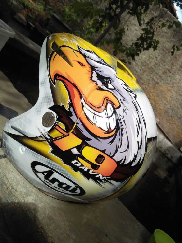 Pembelajaran Oleh Guru TBSM SMK Bhakti Praja Jepara Belajar Air Brush Pada Helm