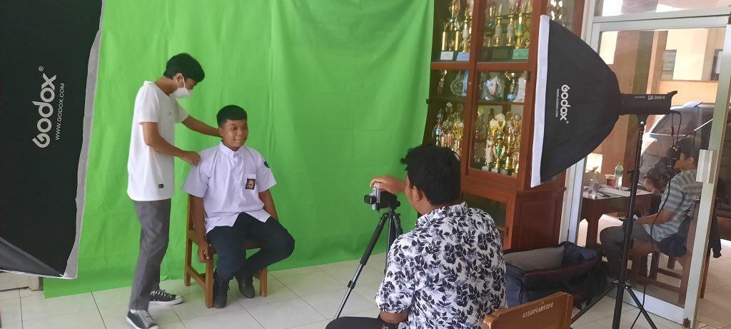 Kegiatan Siswa-Siswi Kelas XII PSPT SMK Bhakti Praja Jepara Dalam Pengambilan Foto Kartu Osis Siswa Kelas X